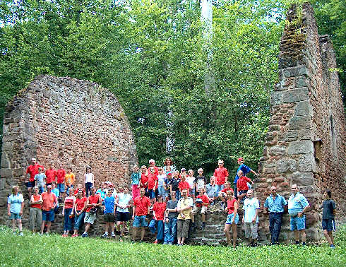 An der Leisenberger Kirchruine. Zum Vergrößern auf das Bild klicken (ca.735KB!)! An der Leisenberger Kirchruine.