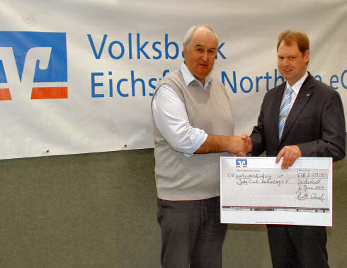 Scheck&uuml;bergabe.
